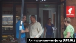 Снимка, на която се виждат Петьо Петров - Еврото с настоящия главен прокурор Борислав Сарафов. На заден фон е и бившата жената на Еврото - Любена Павлова. 