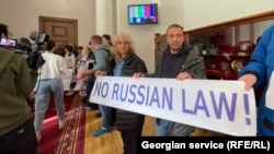 Jurnaliștii protestează împotriva proiectului de lege în fața parlamentului georgian din Tbilisi, 20 februarie 2023