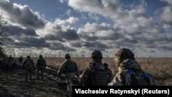 За словами Олександра Сирського, ситуація на сході залишається складною, противник продовжує інтенсивні наступальні дії на Куп’янському, Лиманському, Сіверському та Бахмутському напрямках.
