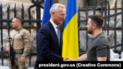 Președintele Ucrainei, Volodimir Zelenski, și secretarul general al NATO, Jens Stoltenberg, dau mâna la Kiev, pe 28 septembrie 2023.