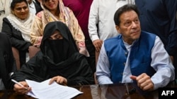 عمران خان او مېرمن یې، بشرا بي بي - انځور له ارشیفه 