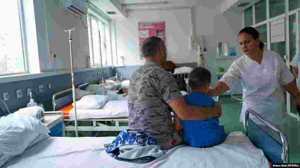 Një infermiere duke u kujdesur për një fëmijë të sëmurë të shtrirë në Repartin e Pediatrisë, pranë Qendrës Kryesore të Mjekësisë Familjare në Mitrovicë të Jugut. 