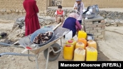 یوه افغانه کورنۍ، چې د اوبو له کموالي ځوریږي - ارشیف