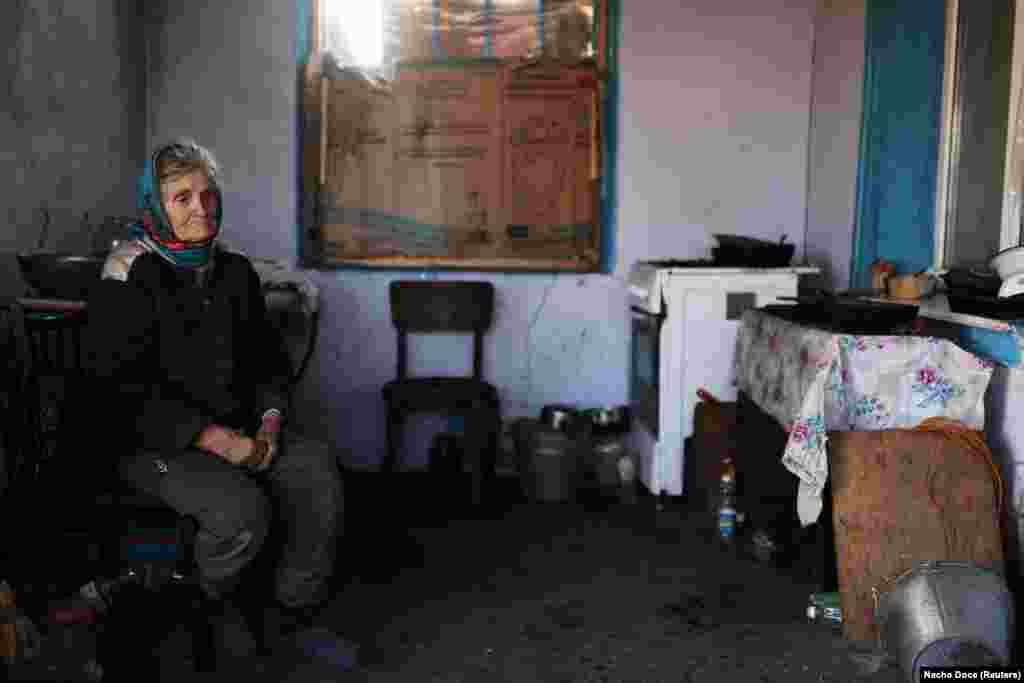 Тетяна пригадує, як у жовтні в її будинок влучив снаряд. «Було багато диму, я нічого не бачила, – розповідає жінка. – Йшов дощ, і частини даху обвалювалися»