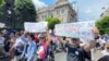 Peste 150.000 de cadre didactice sunt în grevă generală săptămâna aceasta. Câteva mii dintre ei au protestat în stradă și au cerut venituri decente, demne de pregătirea și rolul pe care îl au în societate. 