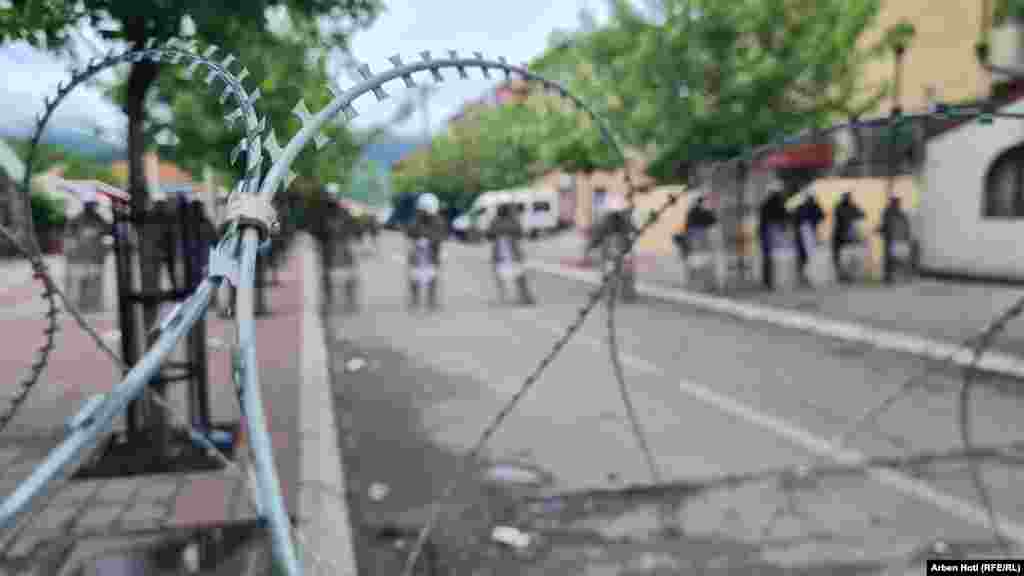 Predstavnici Srpske liste, vodeće srpske stranke na Kosovu, poručili su da će nastaviti proteste dok se ne ispune njihovi zahtevi, odnosno povlačenje albanskih predsednika opština i specijalnih jedinica kosovske policije sa severa Kosova naseljenog srpskom većinom.