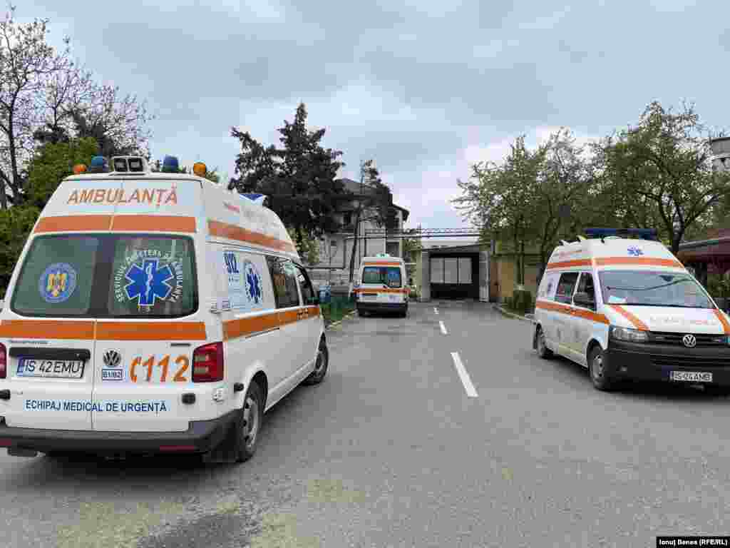 Ambulanțe în curtea Serviciului de Ambulanță Județean Iași. Serviciul are 77 de ambulanțe în parc; jumătate ar trebui date la casat. 