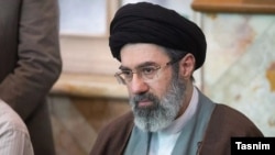 صرف‌نظر از شباهت‌های ظاهری مجتبی خامنه‌ای به پدرش، این احتمال زیاد است که اطرافیان رهبر کنونی تداوم وضعیت موجود را در رهبری احتمالی پسرش می‌بینند