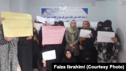 یو شمېر معترضې افغانې مېرمنې
