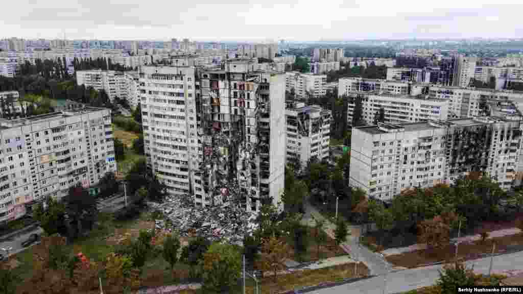 Пашкоджаныя жылыя дамы ў Салтаўцы, прыгарадзе Харкава, 13 верасьня 2022