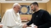 Papa Francisc (stânga) dă mâna cu președintele ucrainean Volodimir Zelenski la Vatican, 13 mai 2023.