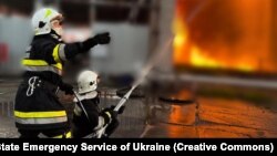 Пожежники гасять пожежу, що виникла внаслідок падіння уламків ракети під час російської атаки. Київська область, 12 червня 2024 року