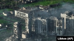 Fumul se ridică deasupra orașului Bahmut, locul unde au loc cele mai grele bătălii în regiunea Donețk, Ucraina, miercuri, 26 aprilie 2023.