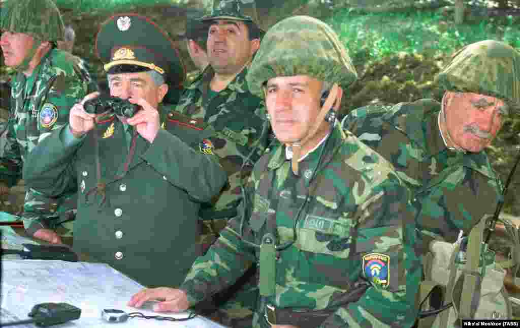 Jermenski oficiri posmatraju vježbu CSTO-a u ruskoj oblasti Nižnji Novgorod 2002. godine. CSTO je vojna alijansa šest bivših sovjetskih država na koju se naširoko gleda kao na suprotstavljanje NATO-u predvođeno Rusijom. Alijansu vezuje, barem na papiru, ista klauzula kao i u članu 5 dokumenta o formiranju NATO-a: "napad na jednog je napad na sve".