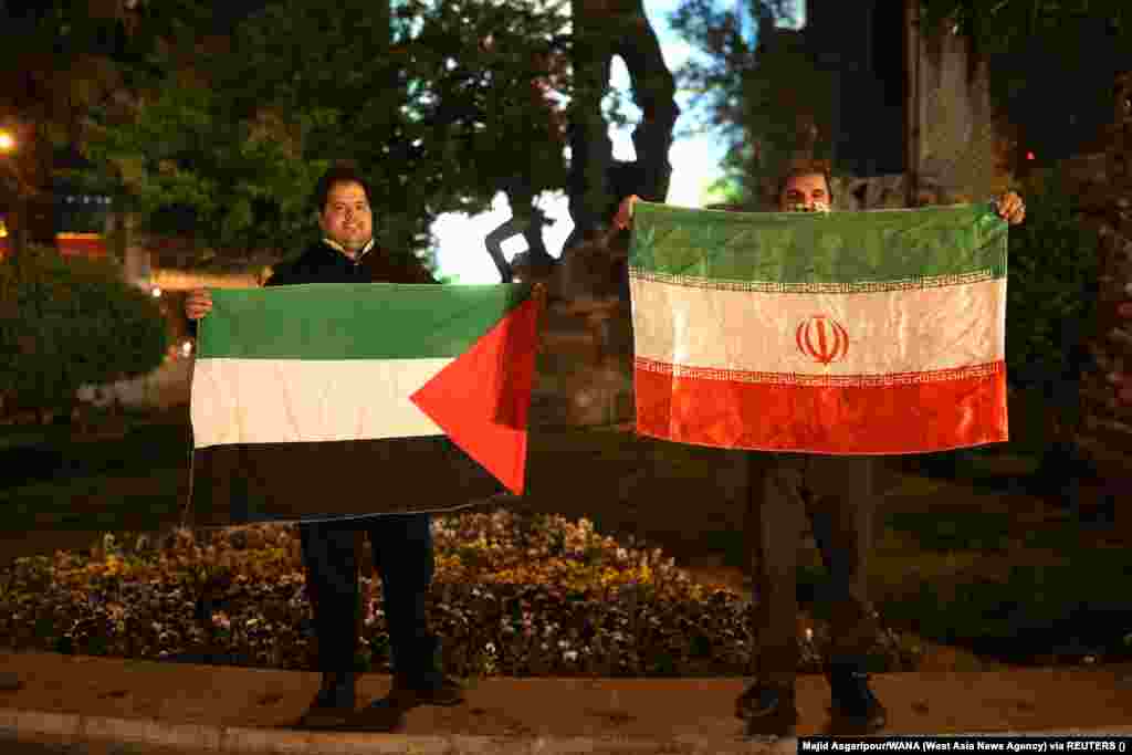 Steagurile palestiniene și iraniene sunt afișate la Teheran după ce IRGC a lansat un atac cu rachetă asupra Israelului. 