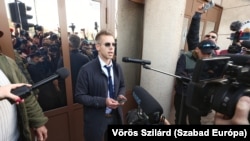Magyar Péter a Fővárosi Nyomozó Ügyészség Belgrád rakparti épülete előtt 2024. március 26-án