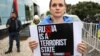 Жінка з плакатом «Росія – терористична держава» під час акції протесту перед посольством Бразилії в Лісабоні, Португалія, 21 квітня 2023 року