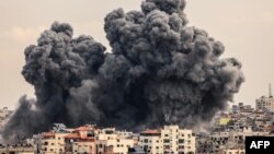 Un val de fum se ridică pe cerul orașului Gaza în timpul unui atac aerian israelian din 9 octombrie 2023 ca răspuns la atacul lansat de gruparea palestiniană Hamas asupra Israelului.