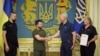 Президент України Володимир Зеленський і генеральний директор Rheinmetall Чарльз Вудберн (праворуч)