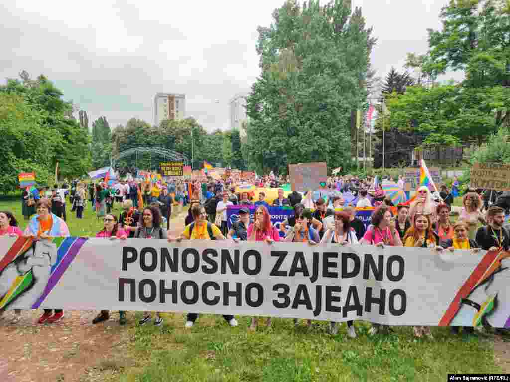 Slogan 4. povorke ponosa u Sarajevu je "Ponosno zajedno". 