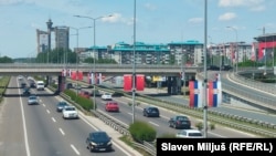 Головна вулиця Белграда прикрашена китайськими та сербськими національними прапорами напередодні візиту голови КНР Сі Цзіньпіна