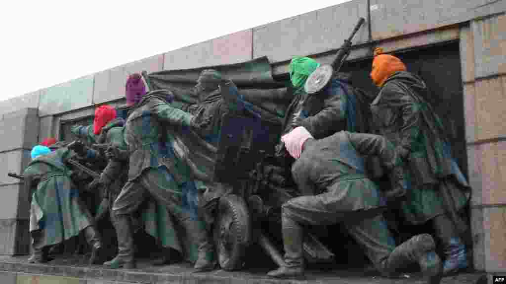 Година по-късно, през август 2012 г., същият релеф стана обект на акция в подкрепа на руската пънк група Pussy Riot. По-рано същата година трите жени от бандата бяха арестувани, след като заснеха клип в московската катедрала "Христос Спасител", в който осмиваха руския президент Владимир Путин.