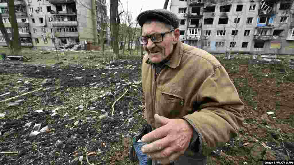 Гроздов – один із тих, хто вирішив залишитися. Журналісти AFP вперше зустрілися із ним 4 квітня (на фото). Вони знайшли його на дні вирви. Через поганий зір чоловік упав, коли збирав їжу, яка висипалася з сумки, і не зміг вибратися із глибокої ями. 