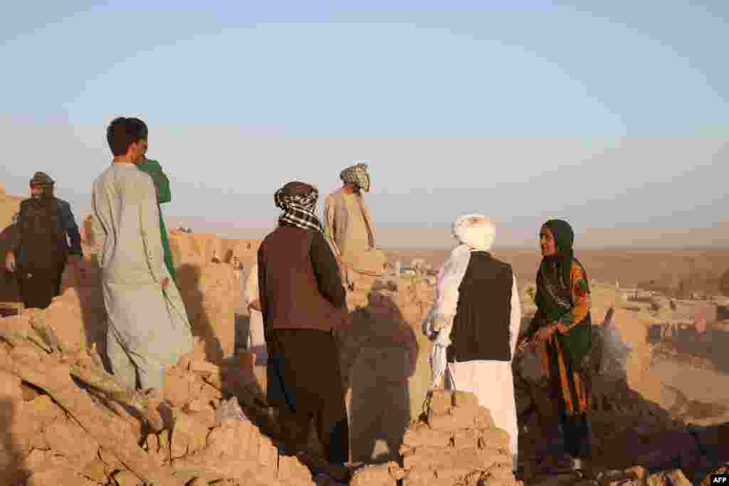 یو شمېر نور خلک هڅه کوي، چې په زلزله کې خپل لاندې شوي کورونه را وسپړي 