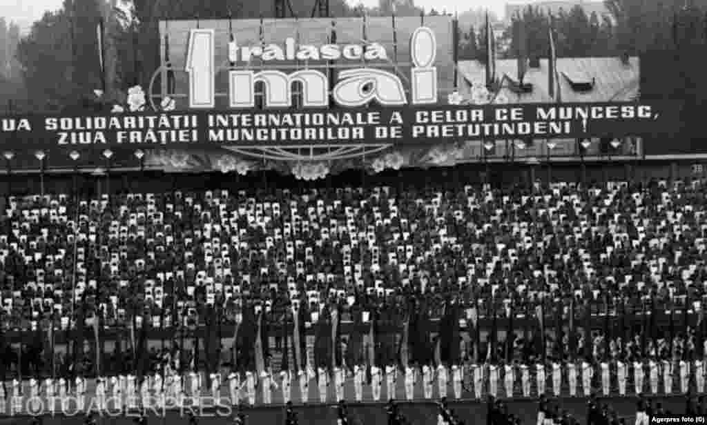 Pe 1 mai 1886, organizația care acum este cunoscută drept American Federation of Labour a organizat un protest la scară largă pentru a cere o zi de muncă de opt ore. Masacrul din acea zi pentru oprirea grevelor a ajuns să fie comemorat de socialiștii din întreaga lume, inclusiv în Republica Socialistă România, ca de exemplu în imagine de la o festivitate din 1973.