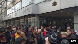Протестът в подкрепа на Александър Морфов започна пред сградата на Министерството на културата, 2 март 2023 г.