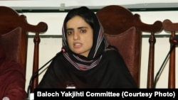 ماهرنګ بلوڅه خبري غونډې ته وینا کوي - پخوانی انځور 