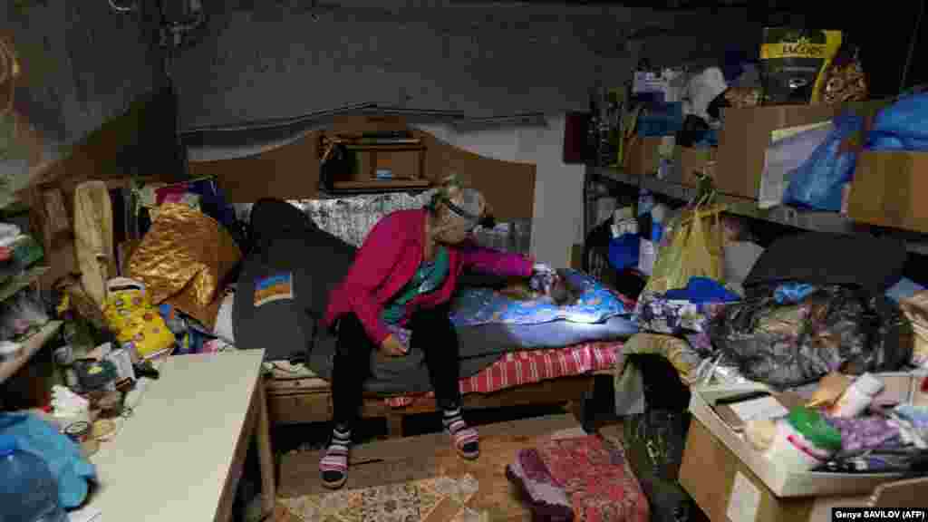 Окрім подружжя, у підвалі ще живе собачка, які ділить з ними важкі дні під обстрілами без світла і тепла. 