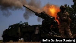 Український військовослужбовець веде вогонь із самохідної гаубиці 2С22 «Богдана» по позиціях російських військ біля Бахмуту на Донеччині, 5 липня 2023 року 