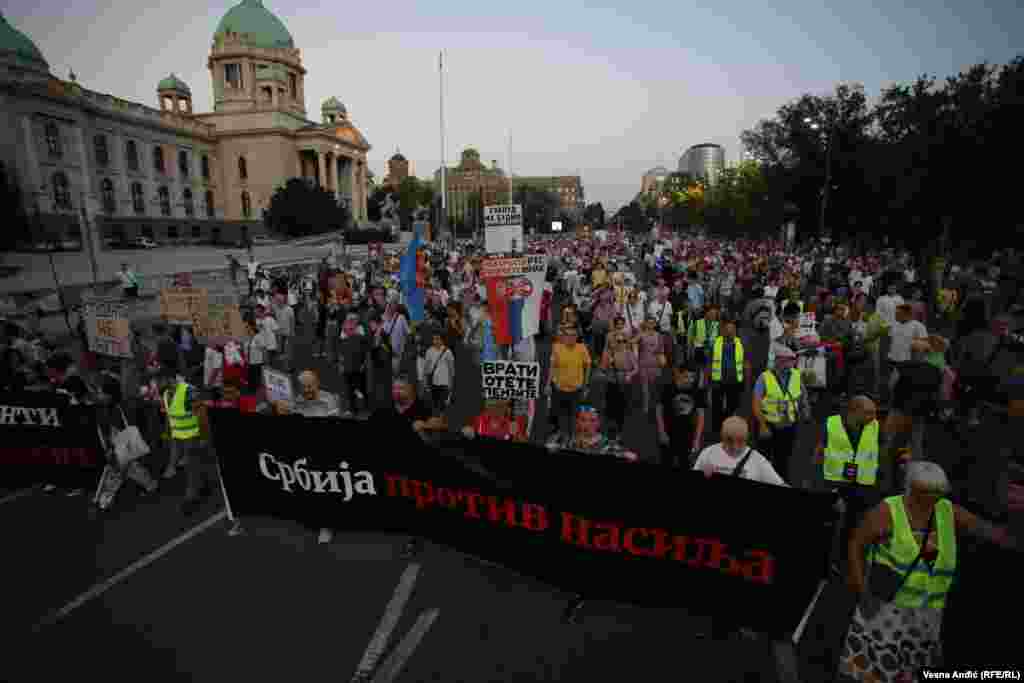 Učesnici protesta "Srbija protiv nasilja" okupili su se 26. avgusta po sedamnaesti put ispred Skupštine Srbije odakle su krenuli ka zgradi Radio televizije Srbije, a potom i do sedišta Regulatornog tela za elektronske medije. 