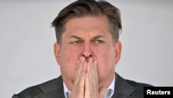 Maximillian Krah, član Evropskog parlamenta ispred ultradesničarske njemačke partije AfD prisustvuje lokalnoj izbornoj kampanji u Dresdenu, 1. maj 2024. 