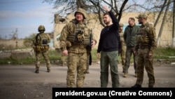 Володимир Зеленський із військовими в Авдіївці на Донеччині, фото оприлюднене пресслужбою президента 18 квітня 2023 року