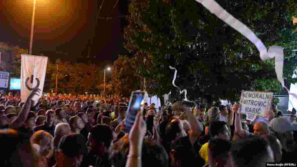 Demonstranti su bacali toalet papir na ovu zgradu i uzvikivali "lopovi".