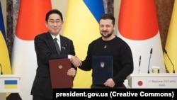 Президент України Володимир Зеленський і прем’єр-міністр Японії Фуміо Кісіда (ліворуч). Київ, 21 березня 2023 року 