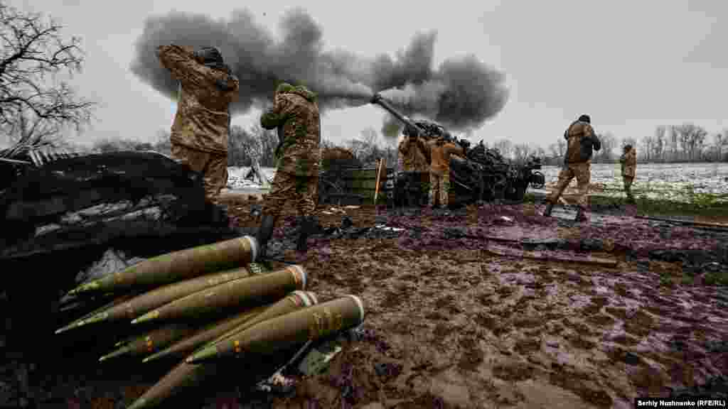 Украінскія войскі вядуць агонь з гаўбіцы, перададзенай заходнімі саюзьнікамі, у Данецкай вобласьці, 23 лістапада 2022 