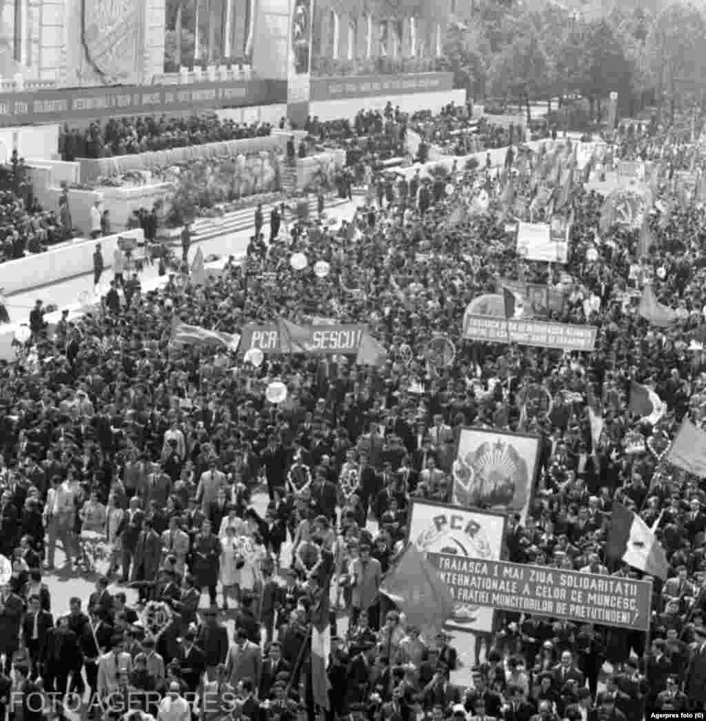Poezie din Scînteia, 1973: „Tu, luminată zi de Mai întâi, Fii pentru noi avânturi căpătâi, Pe drumul tot mai falnicei istorii Sub steagul țării noastre greu de glorii”