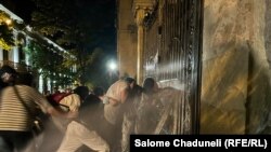 La Tbilisi, miercuri seară, poliția a folosit tunuri de apă împotriva unui grup de demonstranți care voiau să blocheze o intrare în clădirea Parlamentului.