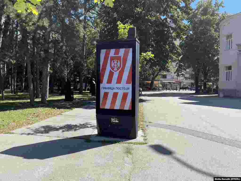 Na dan protesta u RS su okačeni bilbordi i plakati sa štitom Republike Srpske iz perioda rata u BiH devedesetih godina prošlog vijeka i natpisom pored toga: 'Granica postoji'. Banjaluka, 1. septembar 2023.