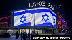 Steagul israelian proiectat pe un ecran de pe fațada unui centru comercial din Kiev, pe 8 octombrie.