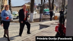 Deputata Irina Lozovan împreună cu primarul orașului Ocnița, Victor Artamaniuc, depun flori la monumentul eroilor căzuți pentru apărarea patriei, martie 2023.