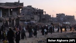 Palestinci raseljeni zbog izraelske zračne i kopnene ofanzive na Pojas Gaze bježe iz dijelova Khan Younisa nakon naredbe izraelske vojske o evakuaciji, 1. jula 2024. 