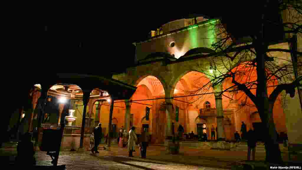 Harem ili dvorište centralne Begove džamije u Sarajevu tokom prve noći ramazana. Ramazan završava praznikom Bajramom, 21. aprila. 