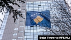 Zastava Kosova ispred zgrade Vlade u Prištini (foto arhiv)