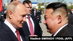 Ruski predsjednik Vladimir Putin rukuje se sa liderom Sjeverne Koreje Kim Džong Unom tokom njihovog sastanka na kosmodromu u Amurskoj oblasti 13. septembra 2023.
