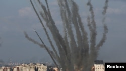 În Israel muncesc oficial circa 13.000 de cetățeni ai Republicii Moldova, dar cifra nu este exactă, deoarece sunt și mulți moldoveni cu cetățenie dublă. 