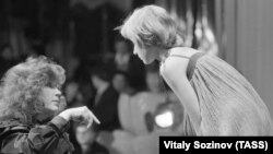 15 февраля 1983 г. Советская эстрадная певица Алла Пугачева и ее дочь Кристина на съемках передачи "Голубой огонек", посвященной Международному женскому дню, на Центральном телевидении СССР.